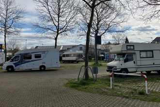 Wohnmobilstellplatz mit zwei geparkten Wohnmobilen