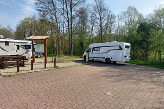 Ein gepflasterter Platz mit zwei weißen Wohnmobilen. Im Hintergrund ist eine Informationstafel. Mosbach im Odenwald. | © Stadt Mosbach