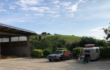 Wohnmobil auf dem Stellplatz auf dem Hof | © Unbekannt