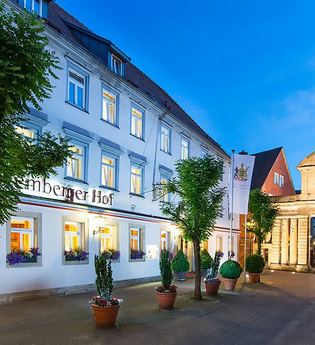 Nachts ist das Hotel beleuchtet und man hat einen schönen Blick auf das Obere Tor | © Touristikgemeinschaft Hohenlohe e. V. |  Hotel Württemberger Hof