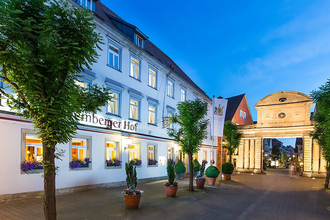 Nachts ist das Hotel beleuchtet und man hat einen schönen Blick auf das Obere Tor | © Touristikgemeinschaft Hohenlohe e. V. |  Hotel Württemberger Hof