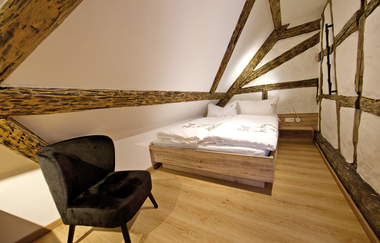 Doppelbett und ein bequemer Sessel | © Neckar-Zaber-Tourismus e.V.