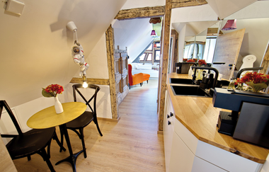 Appartement mit Blick auf einen runden Tisch mit zwei Stühlen und das Spülbecken | © Neckar-Zaber-Tourismus e.V.