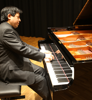 Vladimir Valdivia am Klavier | © Rechte bei Valdivia