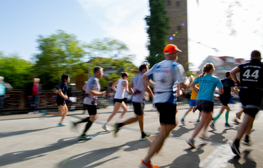 Läufer laufen über die Götzenturmbrücke in Heilbronn | © Heilbronn Marketing GmbH