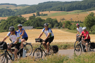 Radlergruppe auf einem Fahrradweg im Hintergrund Felder und Bäume | © Touristikgemeinschaft Odenwald e.V.