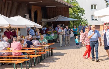Hoffest Weingut Blatt | Gäste im Hof | © Neckar-Zaber Tourismus