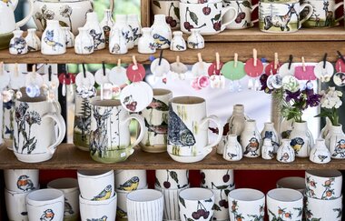 Viele verschiedene weiße Keramik-Produkte mit Aufdruck werden ausgestellt. | © Touristikgemeinschaft Hohenlohe e.V. | Stefan Leitner