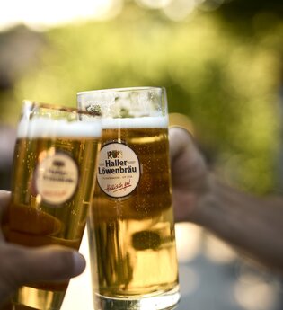 Es wird mit zwei Gläsern mit Bier darin angestoßen | © Touristikgemeinschaft Hohenlohe e.V. | Stefan Leitner