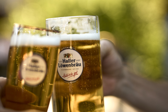 Es wird mit zwei Gläsern mit Bier darin angestoßen | © Touristikgemeinschaft Hohenlohe e.V. | Stefan Leitner