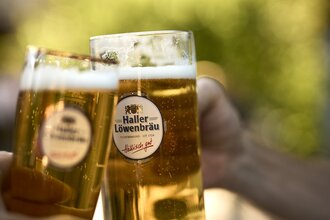 Es wird mit zwei Gläsern mit Bier darin angestoßen | © Touristikgemeinschaft Hohenlohe e.V. | Stefan Leitner