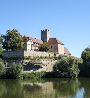 Neckar mit Rathausinsel und Rathausburg