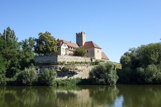 Neckar mit Rathausinsel und Rathausburg
