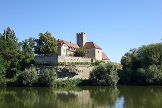 Neckar mit Rathausinsel und Rathausburg