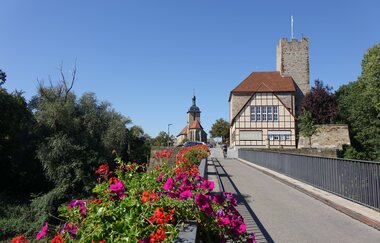 Brücke zur Rathausburg in Lauffen am Neckar mit Regiswindiskirche im Hintergrund