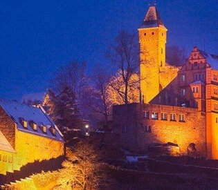 Schloss Hirschhorn mit weihnachtlicher Beleuchtung