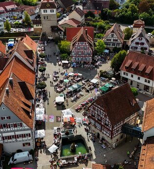 Vellberger Städtle umgeben von Häußern. 100 Marktbeschicker.