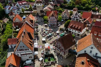 Vellberger Städtle umgeben von Häußern. 100 Marktbeschicker.