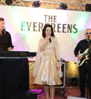 Die Band THE EVERGREENS steht auf der Bühne | © Becksteiner Winzer / THE EVERGREENS