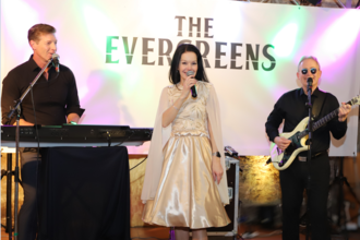 Die Band THE EVERGREENS steht auf der Bühne | © Becksteiner Winzer / THE EVERGREENS