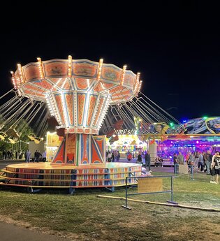 Kettenkarussell auf einer Festplatz Wiese | © Stadtverwaltung Weikersheim