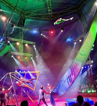 Die Truppe Steam verblüfft mit Würfen, Salti und Überschlägen auf und mit der Russischen Schaukel. | © Main-Tauber Weihnachtscircus