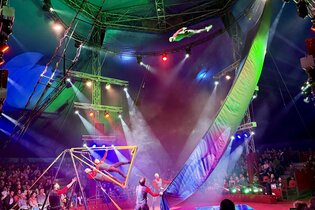 Die Truppe Steam verblüfft mit Würfen, Salti und Überschlägen auf und mit der Russischen Schaukel. | © Main-Tauber Weihnachtscircus