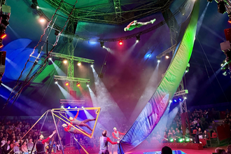 Die Truppe Steam verblüfft mit Würfen, Salti und Überschlägen auf und mit der Russischen Schaukel. | © Main-Tauber Weihnachtscircus