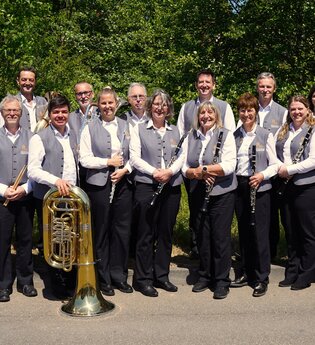 Gruppenfoto derMusiker mit ihren Instrumenten