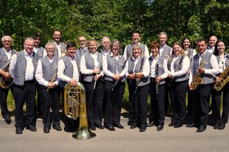 Gruppenfoto derMusiker mit ihren Instrumenten