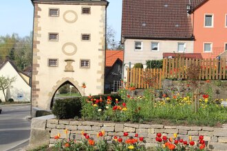 Torturm in Gerabronn mit Bepflanzung im Vordergrund