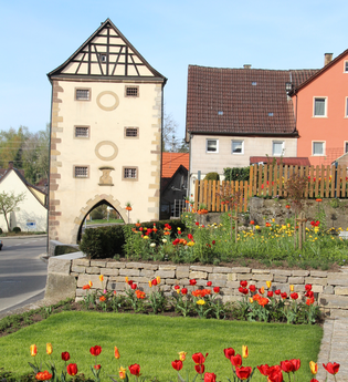Torturm in Gerabronn mit Bepflanzung im Vordergrund