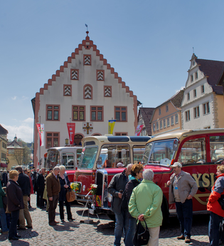 Das Oldtimer Bustreffen auf dem Marktplatz, mit den ausgestellten Oldtimern vor dem Alten Rathaus. Zuschauer sind auf dem Marktplatz versammelt und betrachten die Busse. | © Jens Hackmann
