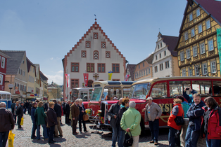 Das Oldtimer Bustreffen auf dem Marktplatz, mit den ausgestellten Oldtimern vor dem Alten Rathaus. Zuschauer sind auf dem Marktplatz versammelt und betrachten die Busse. | © Jens Hackmann
