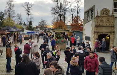 Menschen auf dem Schlosshof
