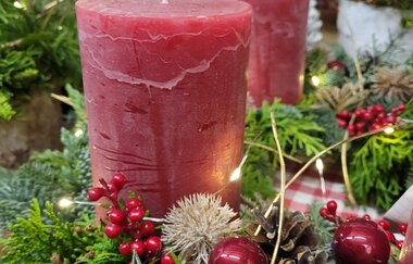 Kerze auf Adventskranz