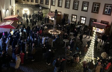 Markt im Burginnenhof von oben