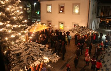 Bewirtungsttände beim Adventsständle von oben