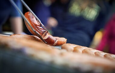 Wurst vom Grill | © Gordon Below Schirmbar