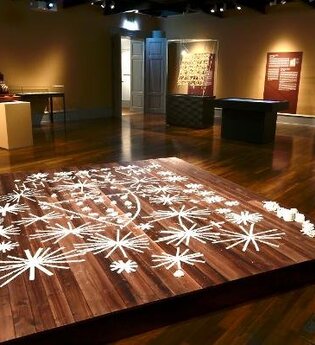 Alles Kunst? 25 Jahre Sammlung Prinzhorn | © Ausstellungsansicht der Jubiläumsausstellung „Alles Kunst? 25 Jahre Museum Sammlung Prinzhorn“ © Universitätsklinikum Heidelberg, Sammlung Prinzhorn / Foto: Jochen Steinmetz