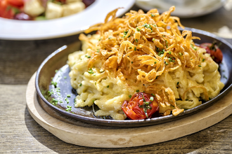 Ein Teller Käsespätzle mit Röstzwiebeln | © Tourimia Tourismus GmbH | Florian Trykowski