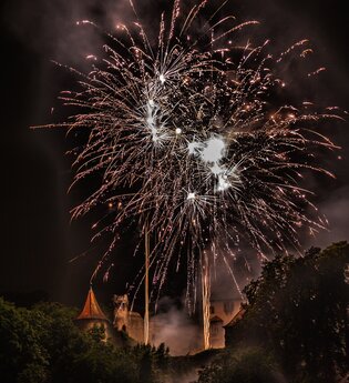 Feuerwerk im Hintergrund die Burg Neidenstein | © Gemeinde Neidenstein