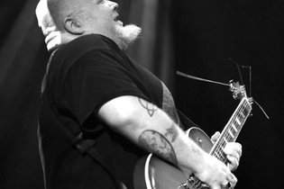 Ein Musiker spielt leidenschaftlich E-Gitarre auf der Bühne. | © schbieldesle e.V.