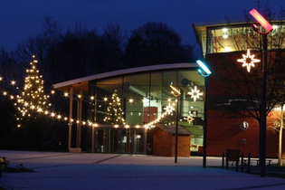 Festlich geschmückte Sonnenberghalle mit Lichternkt