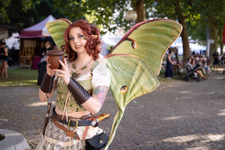 Eine Frau verkleidet als Fee oder Elfe, die Flügel sind grün. | © Philip Drost