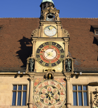 Auf dem Marktplatz gibt es viel zu sehen - Das Rathaus und seine berühmte Uhr