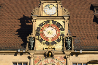 Auf dem Marktplatz gibt es viel zu sehen - Das Rathaus und seine berühmte Uhr