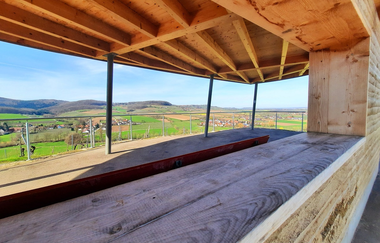 Die Plattform ist aus Holz und Beton errichtet, von hier hat man einen tollen Blick auf die umliegenen Weinberge | © Touristikgemeinschaft Hohenlohe e. V. | Gemeinde Pfedelbach
