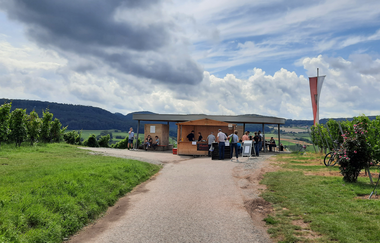 An der Plattform stehen Personen | © Touristikgemeinschaft Hohenlohe e. V.