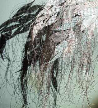 Ausstellung "Fragil-Stabil", Velia Dietz, Federnmotiv | © Velia Dietz